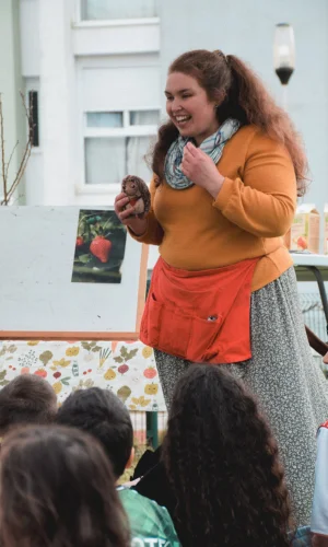 Arzhella artiste et autrice performant son spectacle nature et musical Sève et Dune la nuit au potager